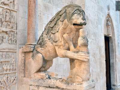 ... l�altro, nell�atto di azzannare un coccodrillo, incarna la lotta alle eresie